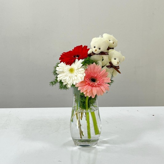 Renki gerbera ve minik ayıcıklar