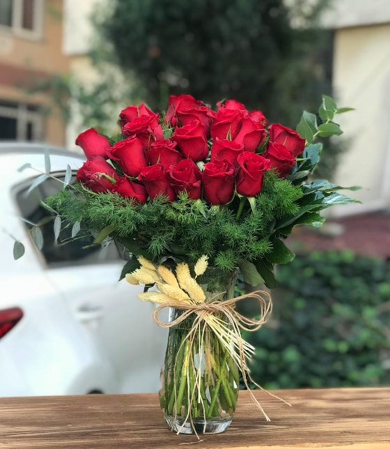 Cam Vazo İçinde 19 Kırmızı Gül