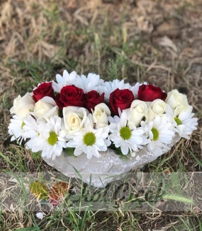 Kayıkta Papatya ve Güller
