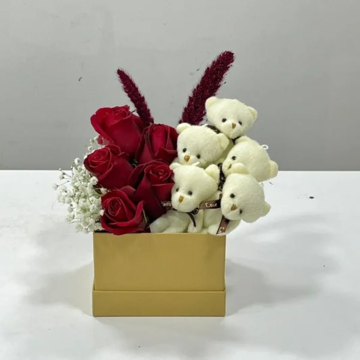 Kare kutuda kırmızı gül ve mini ayıcık